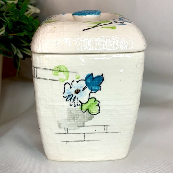 Vintage Provincial bright green, blue & off white ceramic tea storage container - Picture 9 of 10